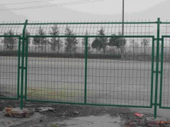 公路隔離柵廠家提供現貨-- 安平縣許捷絲網廠銷售部