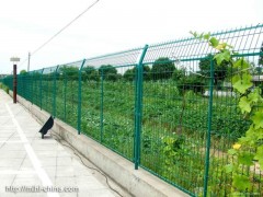 各種規格公路隔離柵加工定做廠家-- 安平縣許捷絲網廠銷售部