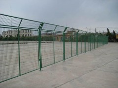 公路隔離柵具體規格  公路隔離柵加工定做-- 安平縣許捷絲網廠銷售部