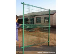 出售大量優質公路隔離柵  公路隔離柵廠家加工定做-- 安平縣許捷絲網廠銷售部