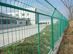 公路隔離柵  公路圍欄網 公路防護網 公路護欄網-- 安平縣許捷絲網廠銷售部