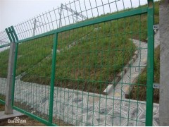 公路隔離柵廠家  生產公路隔離柵的廠家-- 安平縣許捷絲網廠銷售部