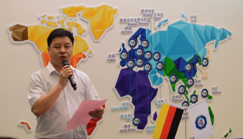 公司許亞兵副總經(jīng)理在儀式上講話