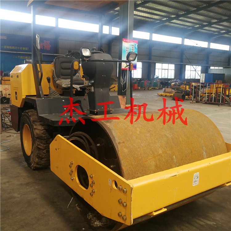 遼陽(yáng)柴油壓路機(jī) 手扶式雙輪小型壓路機(jī) 雙驅(qū)雙振動(dòng)手扶振動(dòng)碾-- 山東省杰工機(jī)械設(shè)備有限公司