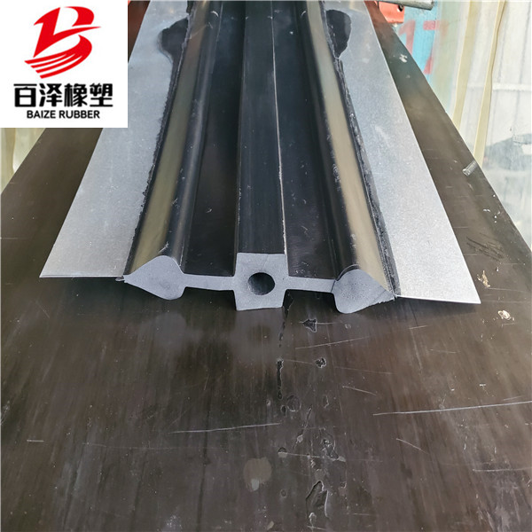 中埋式鋼邊橡膠止水帶 衡水鋼邊橡膠止水帶產品牢靠支持定制-- 景縣百澤工程橡塑有限公司